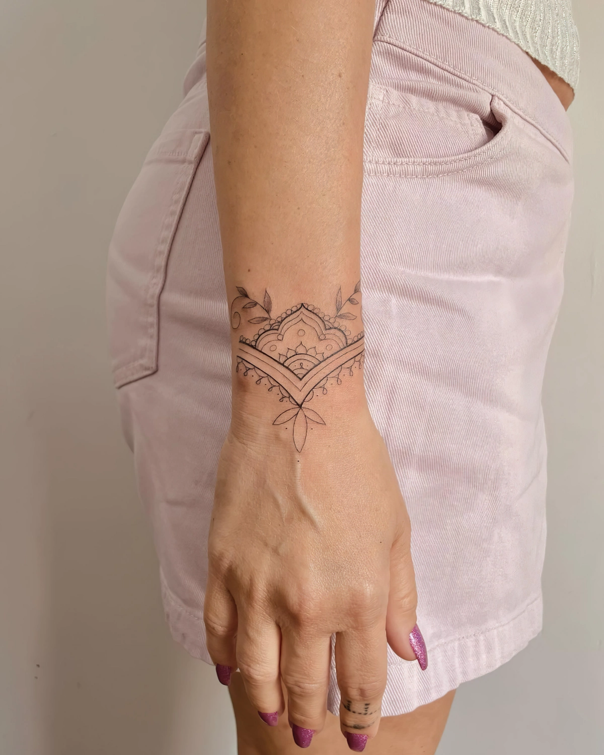 tatouage bracelet femme dentelle shorts denim rose pastel ongles gel vernis rose