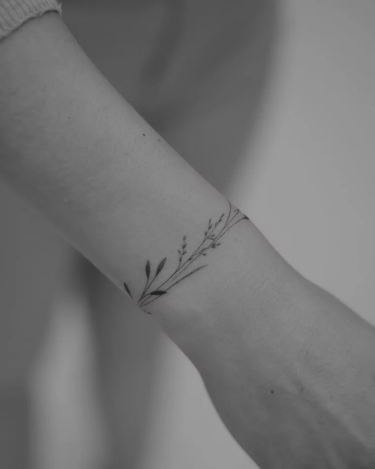 tatouage bracelet fleur photo blanc noir tige feuilles branche main femme