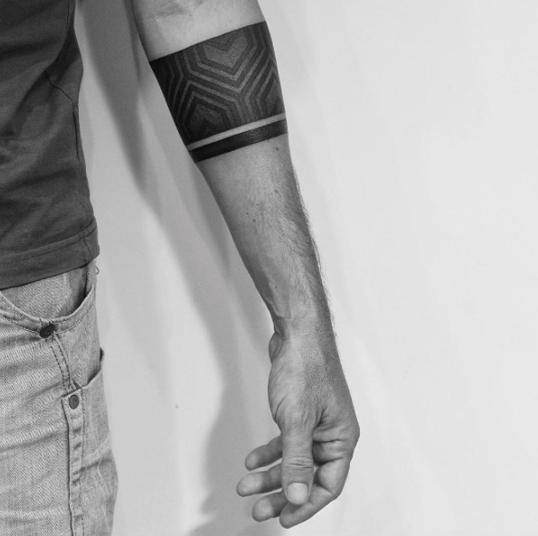 tatouage bracelet homme, type armband, une bande noire à motifs géométriques et une bande plus petite