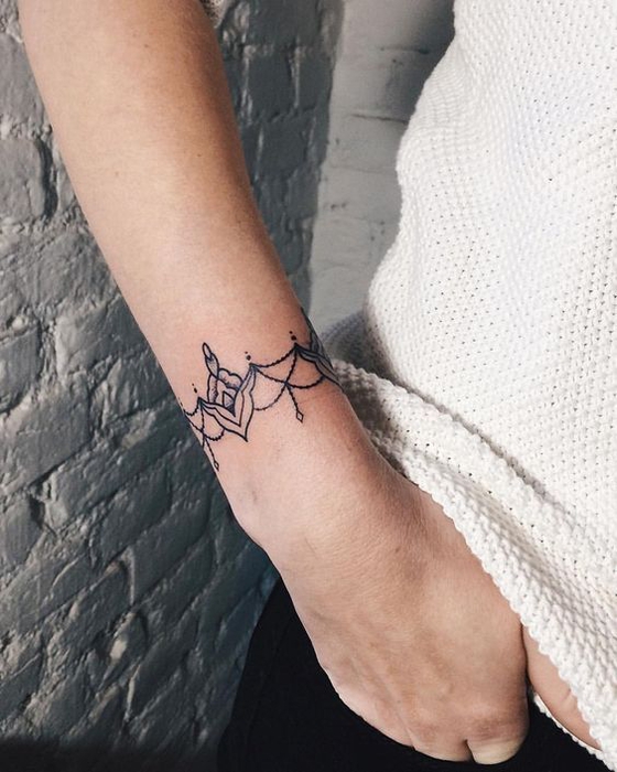tatouage femme, bracelet élégant à plusieurs motifs, idee tatouage feminin au poignet