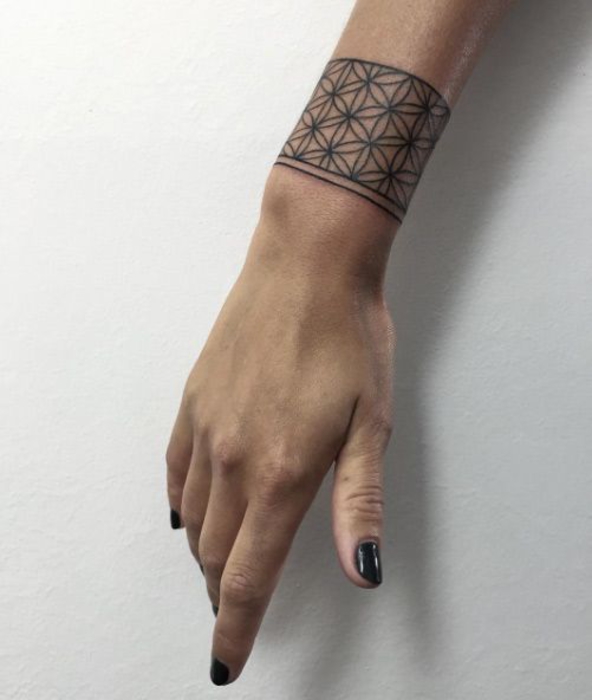 tatouage bracelet femme homme, modele de tatouage dentelle, bande noire à motifs floraux