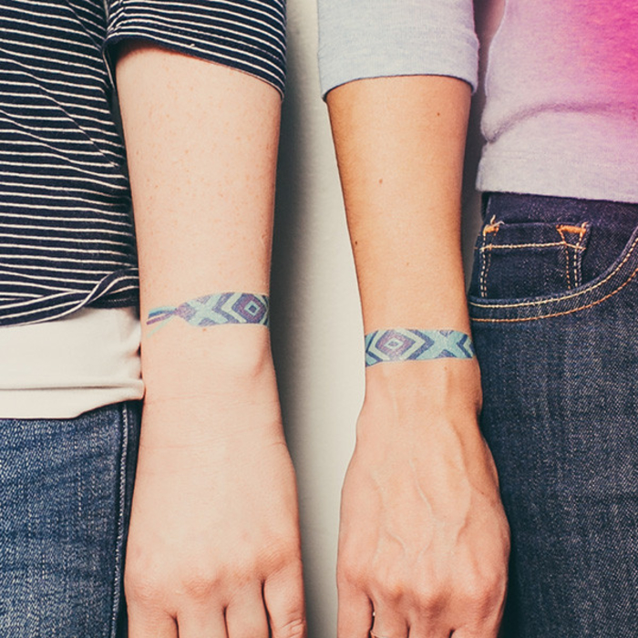 tatouage bracelet poignet homme, femme, meilleures amies, une bande à motifs géométriques bleus
