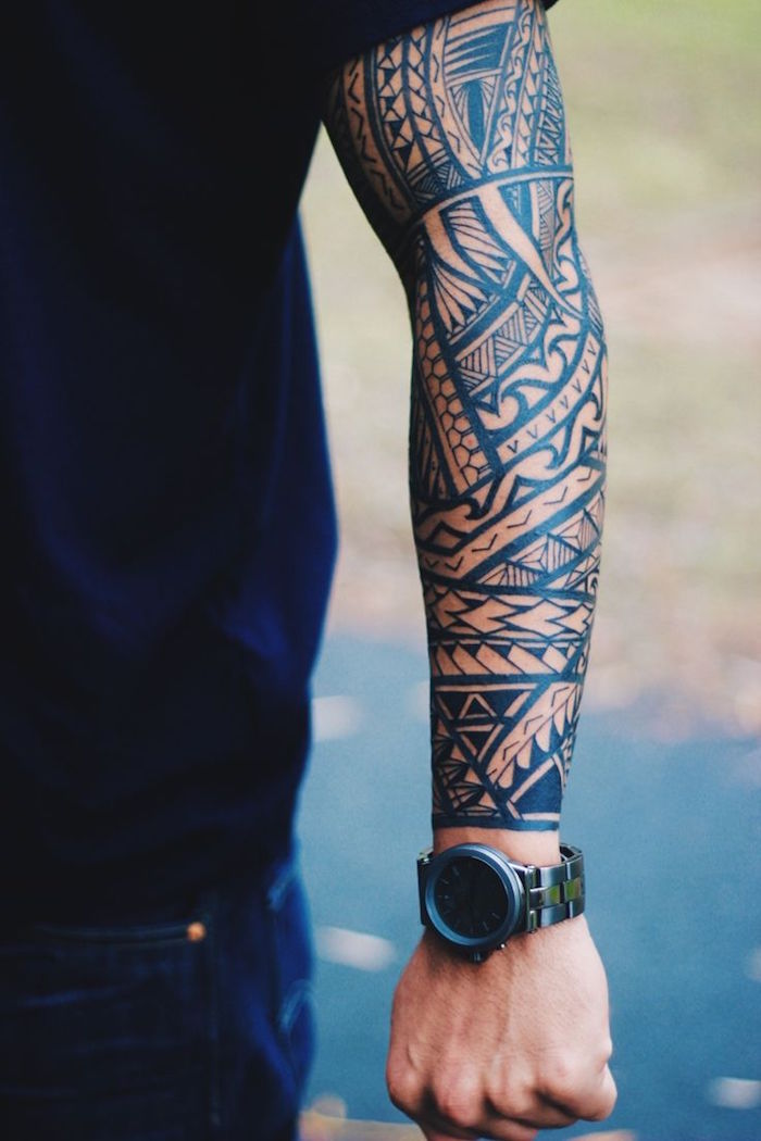 idée tattoo tribal maori tatouage sur tout le bras polynesien