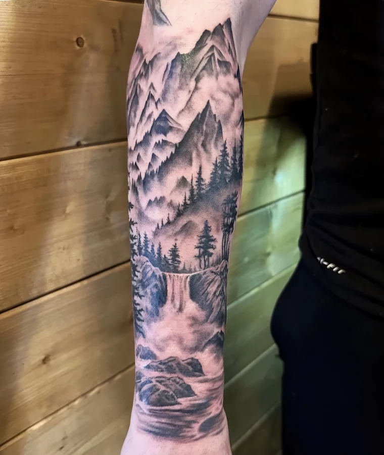 tatouage bras complet homme paysage nature foret sommet cascade eau