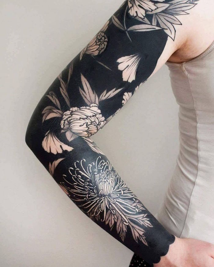 tatouage bras complet femme noir entier tattoo fleurs japonais