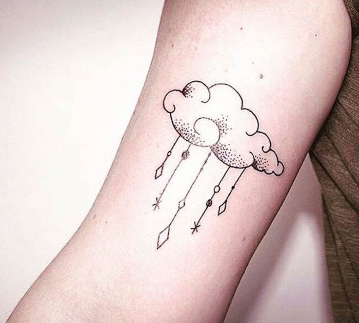 idée tattoo petit nuage avant bras manchette homme avec tatouage pluie fleches