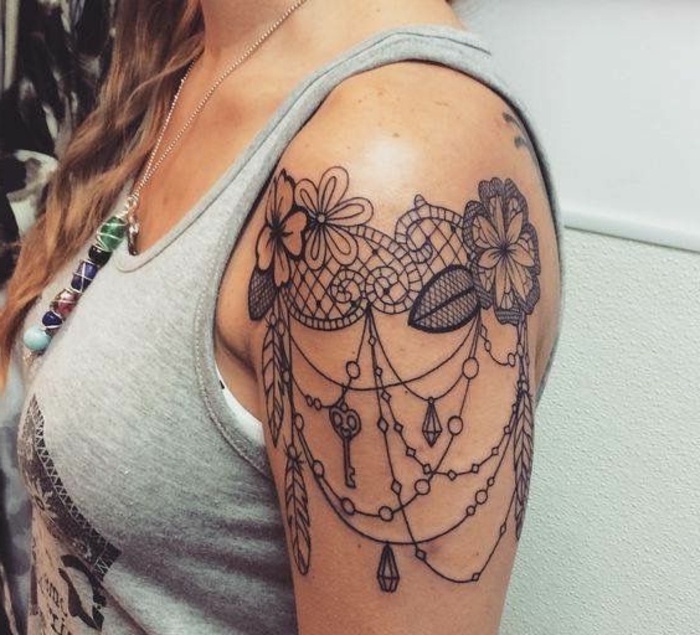 tatouage bras femme, tatouage épaule, fleurs et pendentifs, clés et diamants
