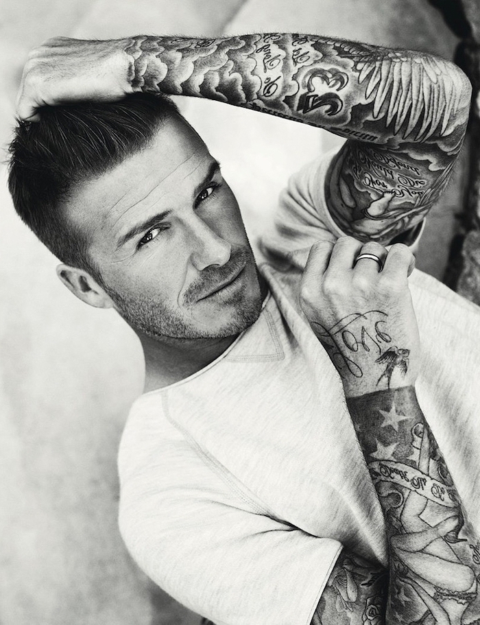 tatouage homme, David Beckham, t-shirt blanc, bague homme, citations inspirantes, motifs étoiles, femme, tatouage sur les bras