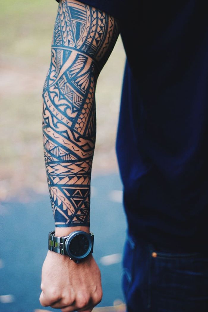 les plus beaux tatouages, montre bleu foncé homme, design tatouage tribal, motifs géométriques