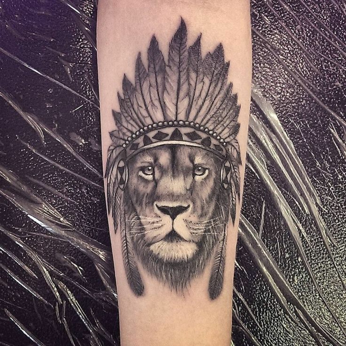 Modele tatouage avant bras homme tatouage poignet discret lion tribal
