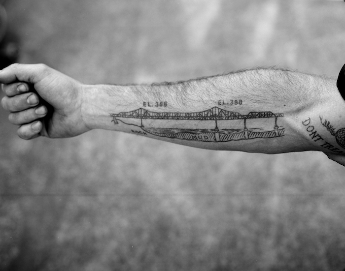 tatouage avant bras, idée design tattoo, dessin pont avec amplitudes, mots inspirants, tatouage homme