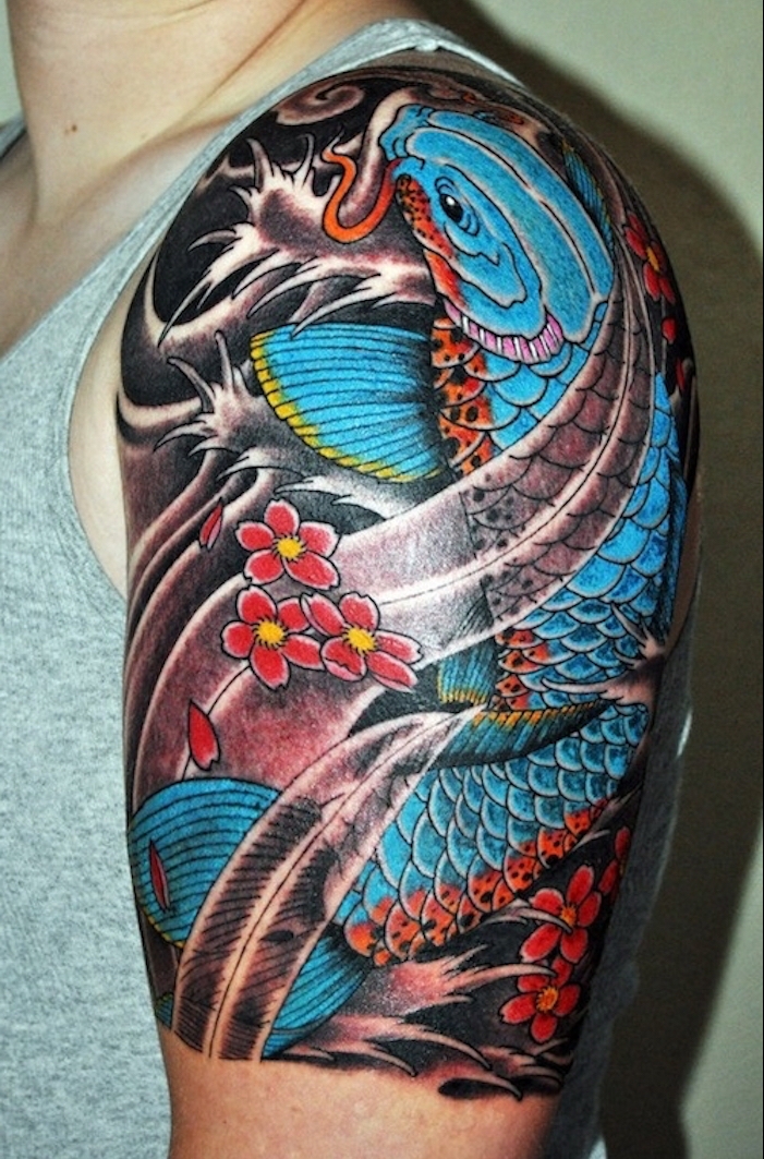 tattoo carpe koi japonaise sur le haut du bras homme et fleurs japonaises