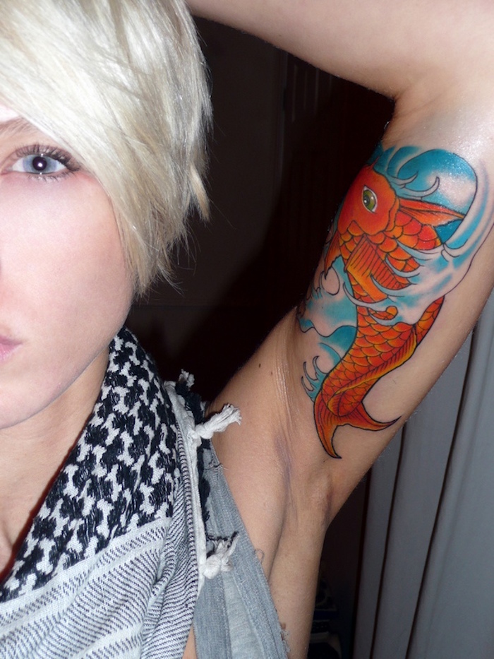 tattoo carpe koi femme sur bras en couleur tatouage poisson rouge japonais