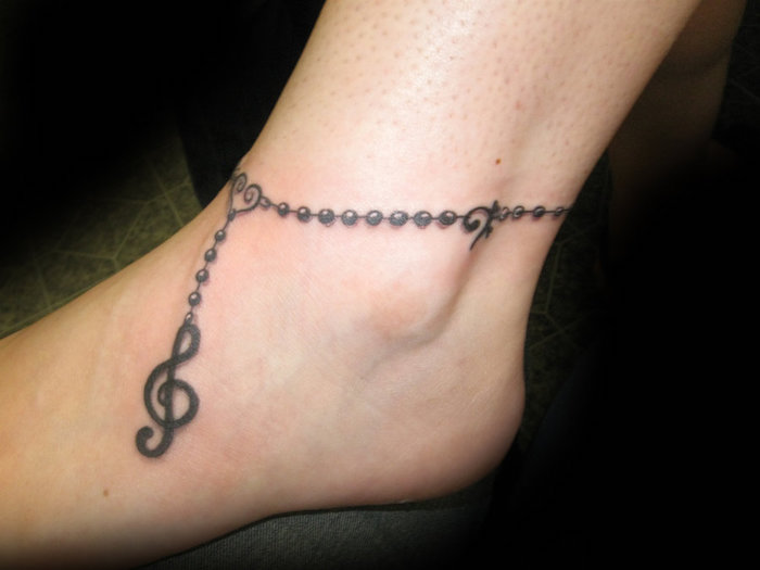 tatouage cheville femme bracelet au pied tattoo clé de sol 
