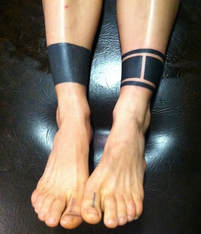 tatouage pour cheville femme tattoo bande noire tour de jambes