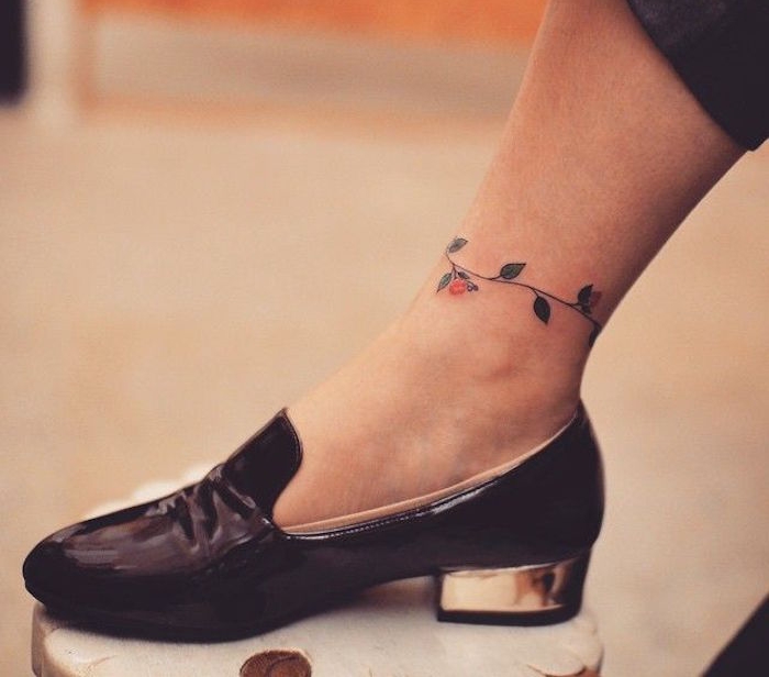 idée tatouage bracelet de cheville femme tige de fleur chaine contours jambe