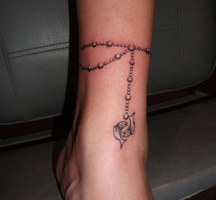 tattoo bracelet cheville tatouage bijoux chaine pied femme idée tatouages