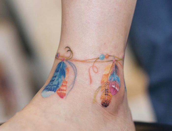 tattoo bracelet cheville couleurs tatouage plume aquarelle au pied