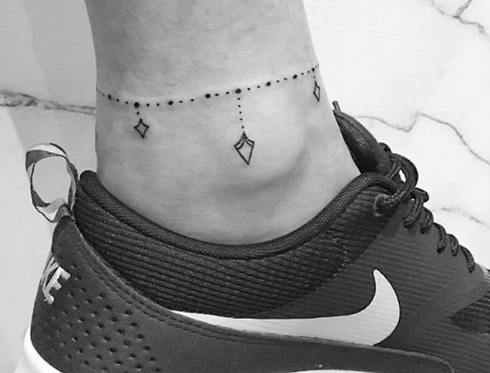 tatouage cheville femme bracelet pointillés pendentifs au pied tattoo