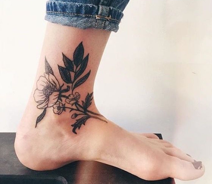 idées pour un tatouage sur la cheville femme idée tattoo pied chevilles bouquet de fleurs
