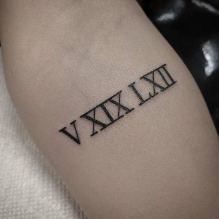 chiffre romain tatouage numéro avant bras tattoo date naissance