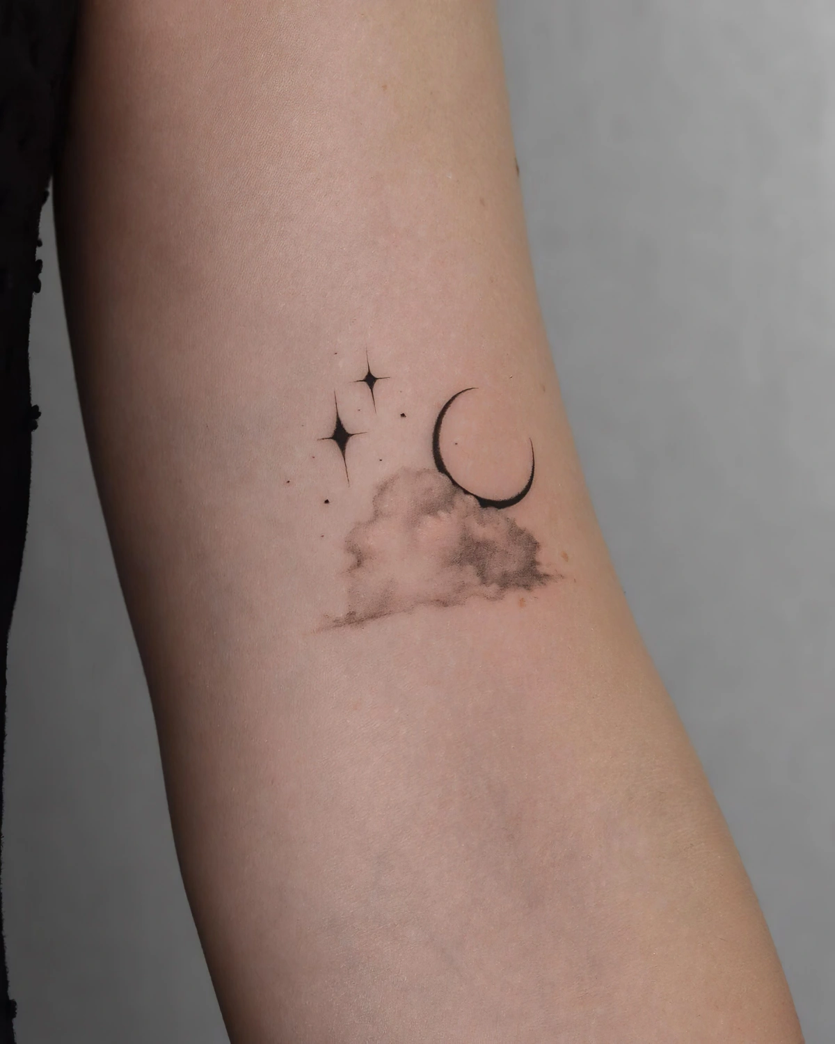 tatouage ciel nocturne lune silhouette etoiles constellation