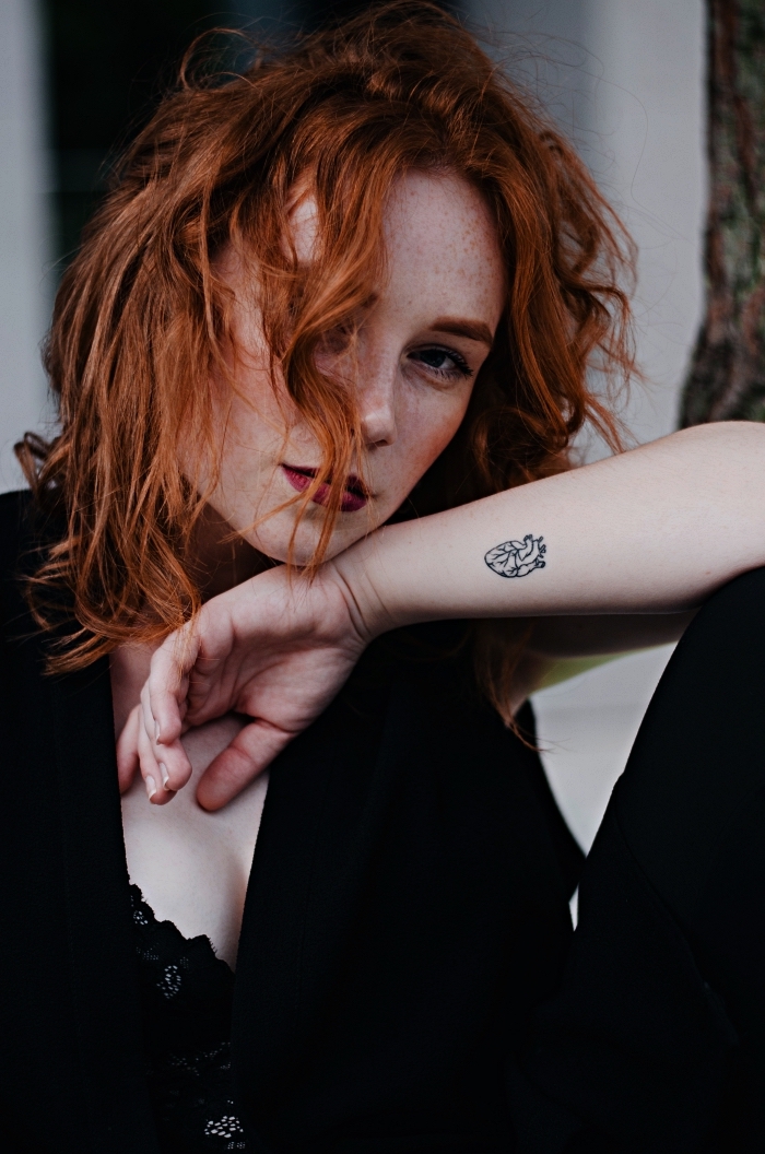 tatouage minimaliste coeur anatomique sur le côté de l'avant-bras, petit tatouage coeur femme à design anatomique