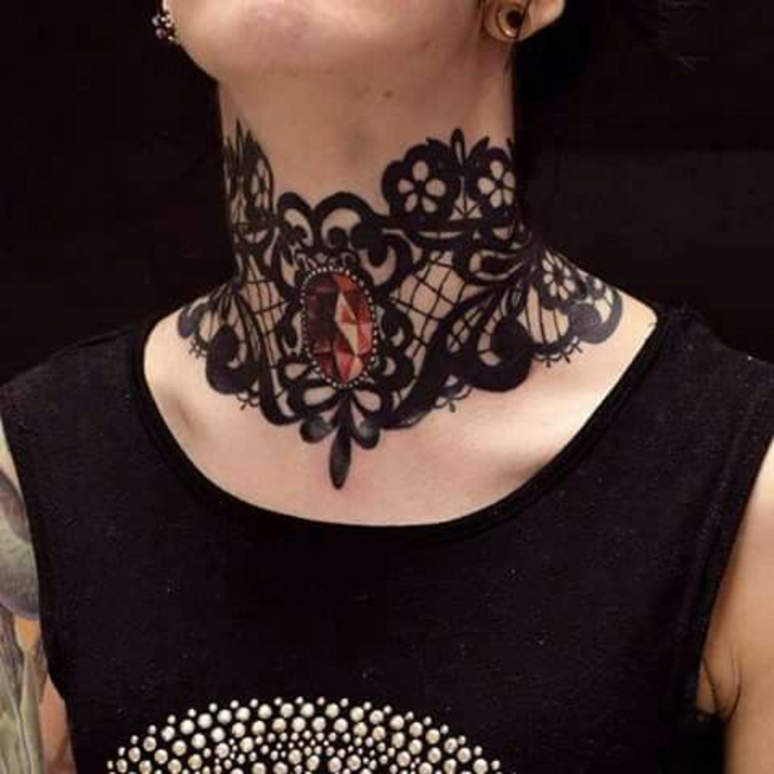 tatouage col dentelle, collie tattoo femme avec dessin de pierre orange