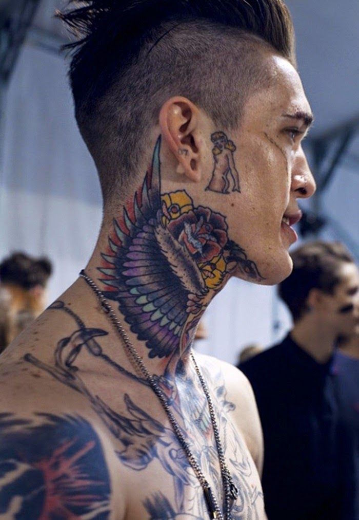tatouage dans le cou old school ailes roses fleurs tattoo gorge homme