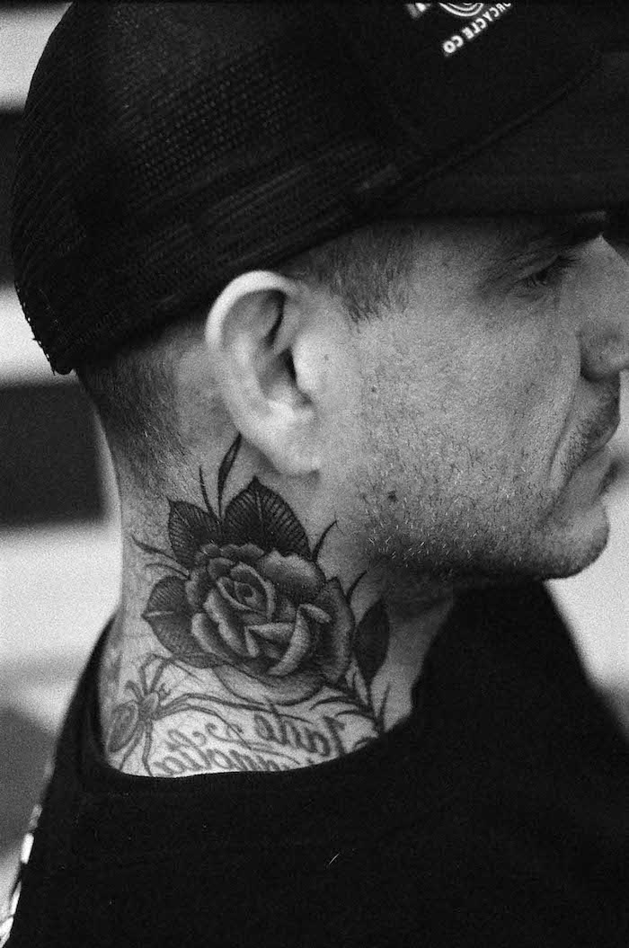 les plus beaux tatouages, design à motifs floraux, dessin en encre rose, tatouage sur le cou, casquette noire