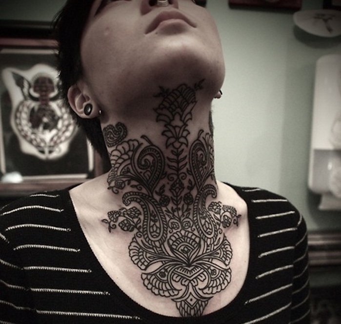 tatouage mandala cou femme gorge poitrine tattoo noir style henné