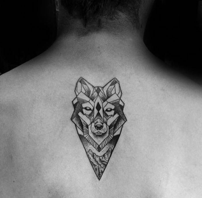 tattoo nuque homme tete loup tatouage geometrique mandala origami cou