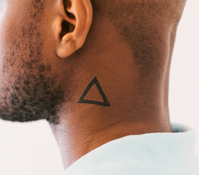 tatouage cou homme coté nuque idée tattoo triangle simple cote tete