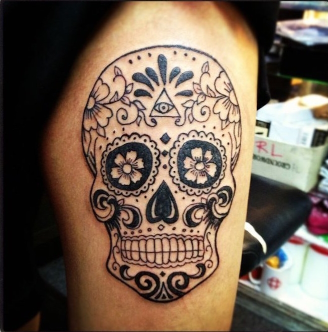 tattoo tete de mort mexicaine signification noir cuisse