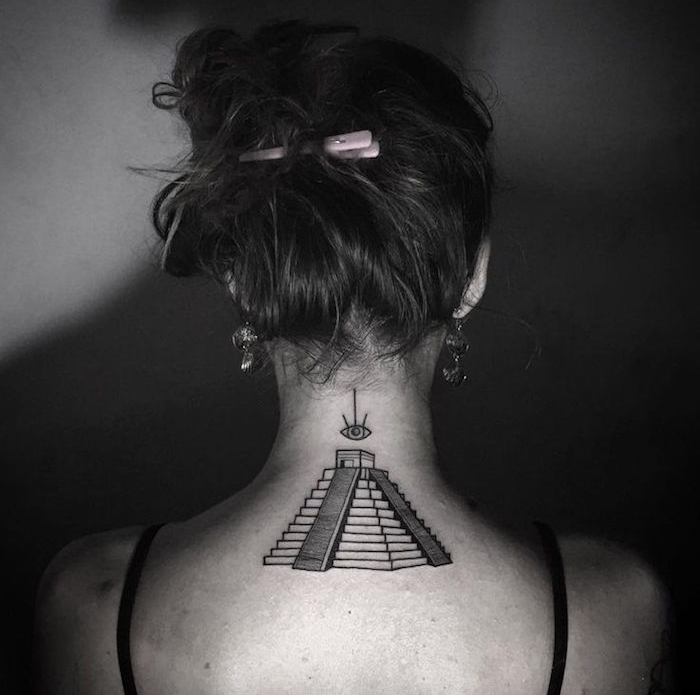 tatouage nuque femme pyramide azteque idée tattoo cou original