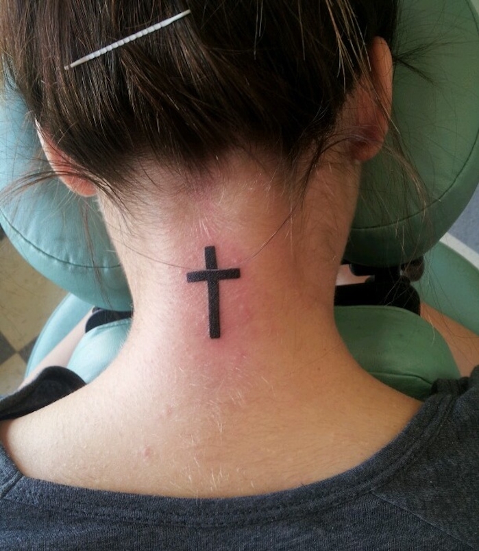 tatouage croix nuque modele tattoo au cou pour femme motifs tatoo religieux