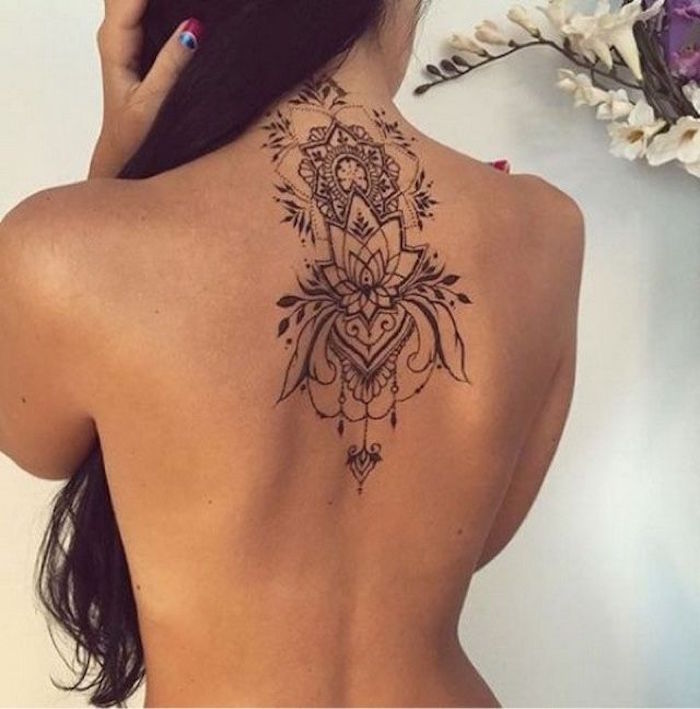 tatouage haut du dos femme fleur de lotus tattoo fleurs nuque