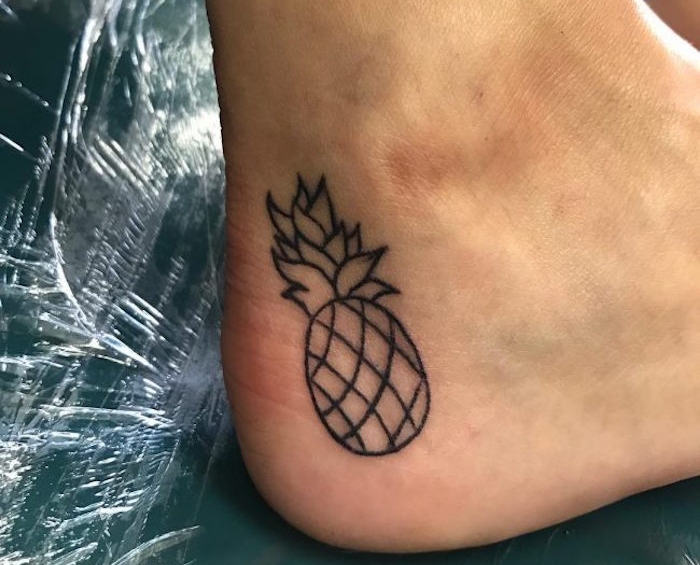 petit motif de tatouage sur la cheville tattoo ananas sur le pied