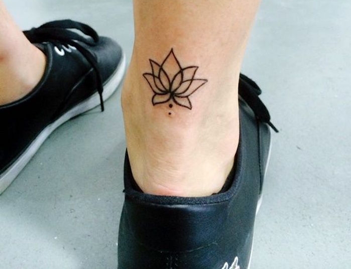 petit tatouage sur la cheville fleur de lotus tattoo minimaliste pied