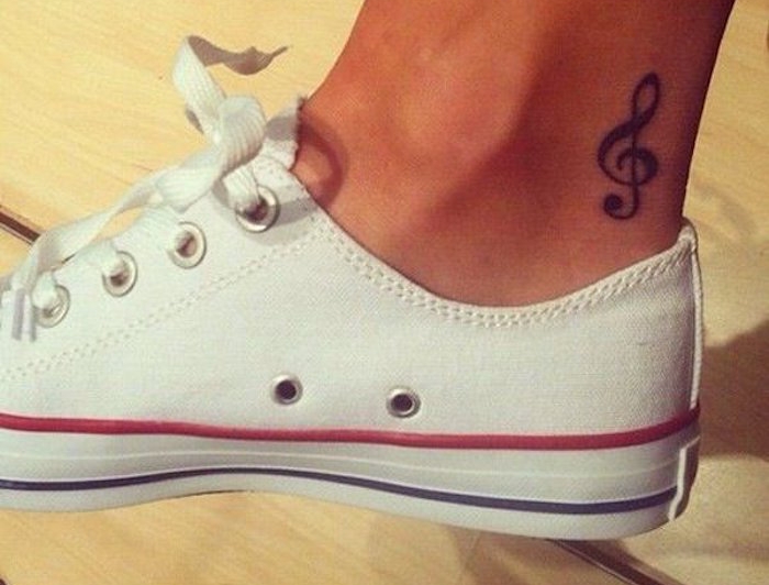 tattoo clé de sol sur le pied femme ou tatouage sur la cheville musique