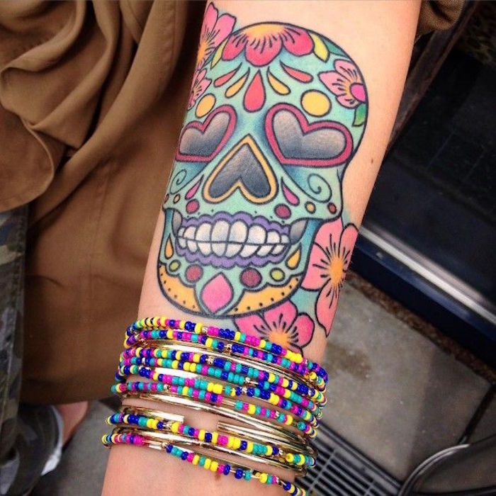 tête de mort mexicaine tatouage avant bras femme couleur pastel