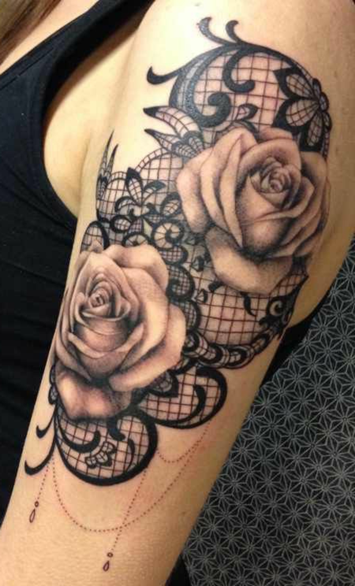 tatouage dentelle bras, dentelle graphique, roses magnifiques et motifs végétaux