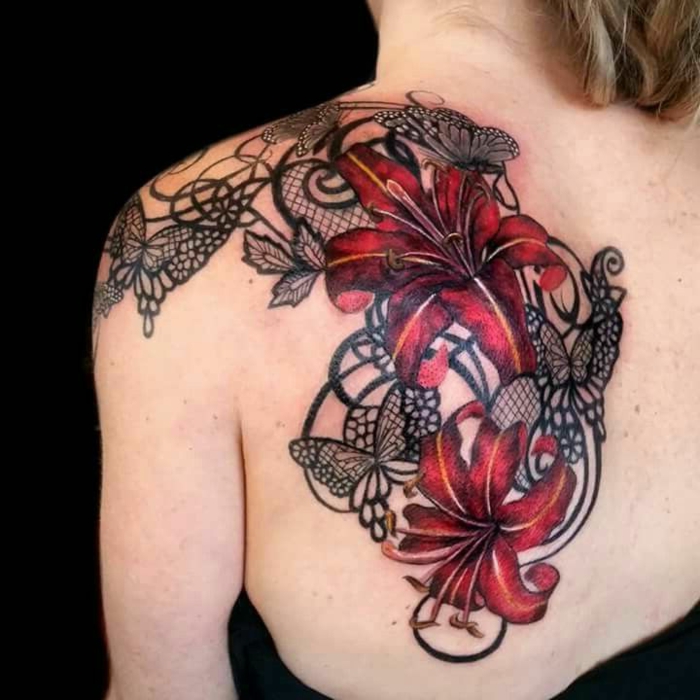 tatouage dentelle, magnifiques fleurs rouges, papillons, motifs de tatouage féminins