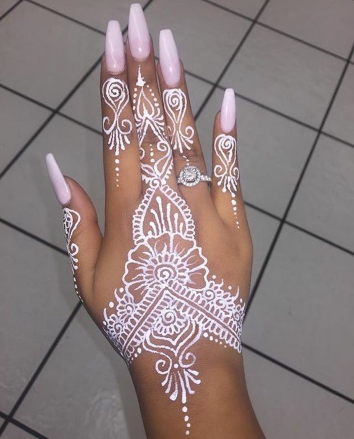 tatouage dentelle blanc, forme d'ongles amandes, henné blanc, art mehdi