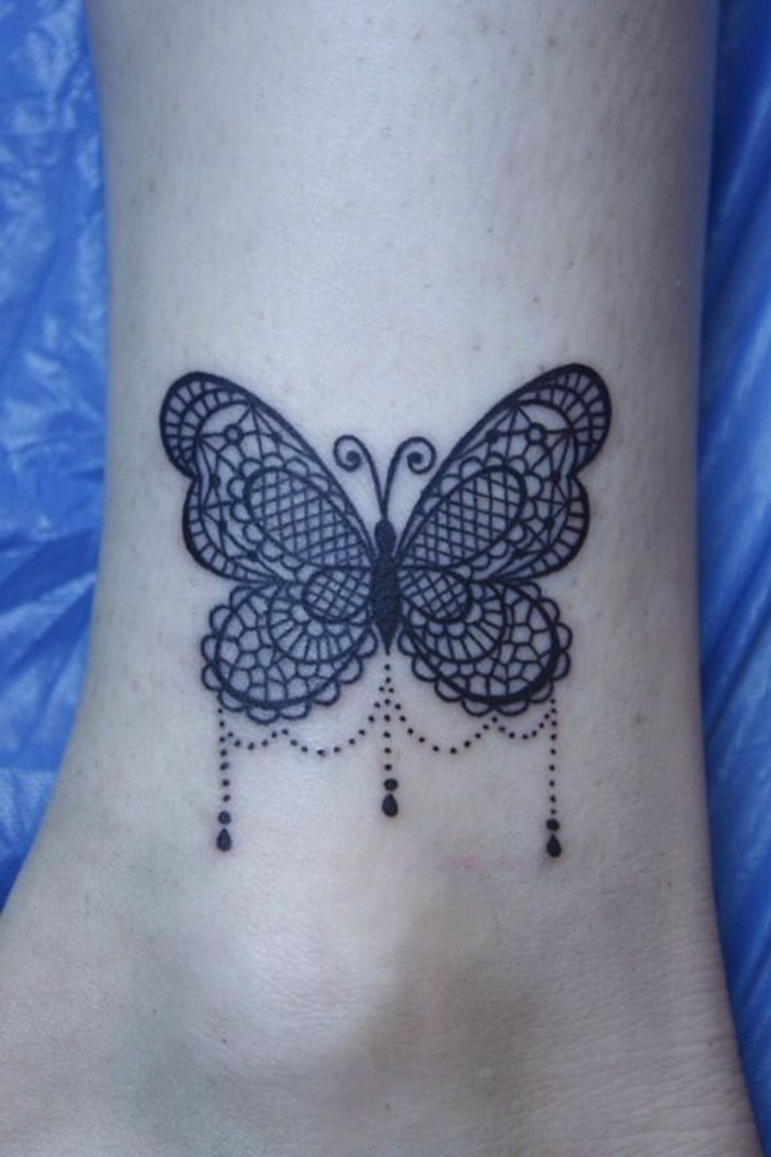 tatouage dentelle, papillon à motif dentelle, pendentifs, tatouage au pied