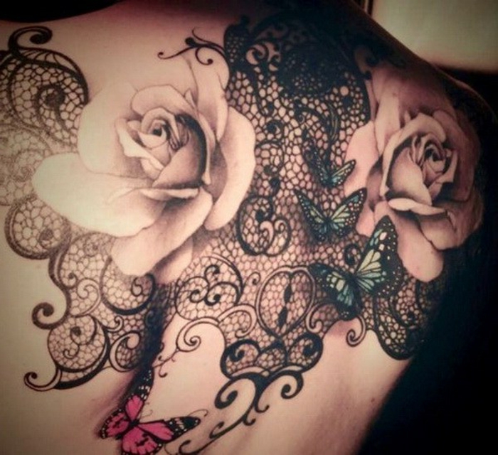 tatouage dentelle, papillons en couleurs et deux grandes roses couleur nude