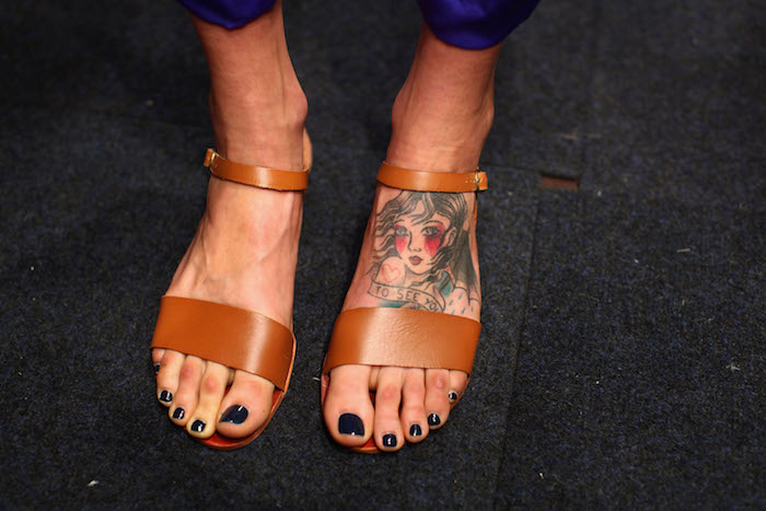 tatouage pied femme portrait idée tattoo pieds dessus