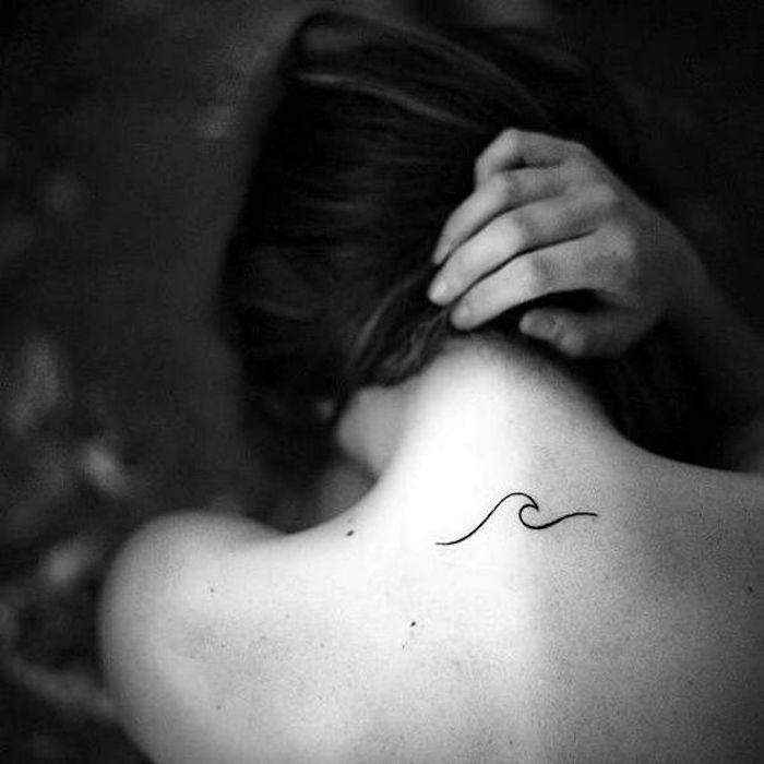 tatouage femme nuque fin et discret tattoo vague cou haut du dos idées