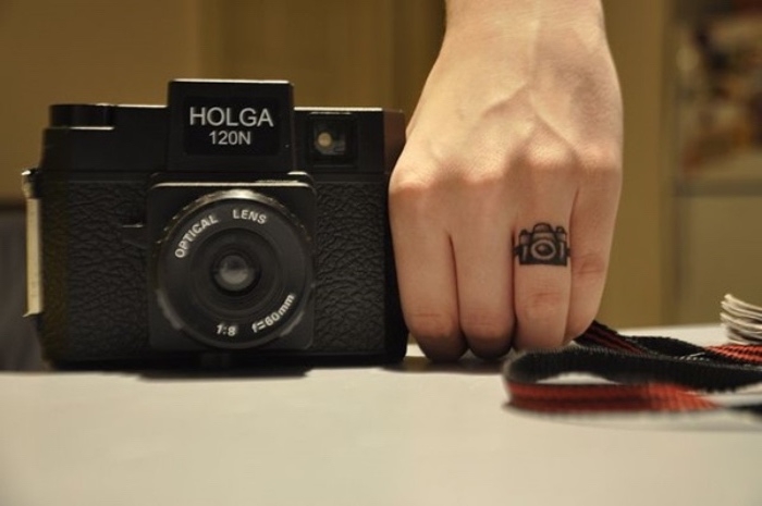 exemple de petit tatouage pour les amateurs de la photographie, un appareil photo sur phalange, doigt