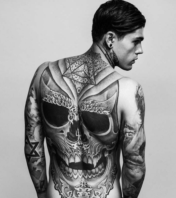 tatouage homme, dessin en encre à motifs crâne, tatouage bras homme, motifs tringulaires